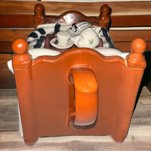 RARE The Swineside Tea Pottery 'BED' LARGE TEAPOT England 1995